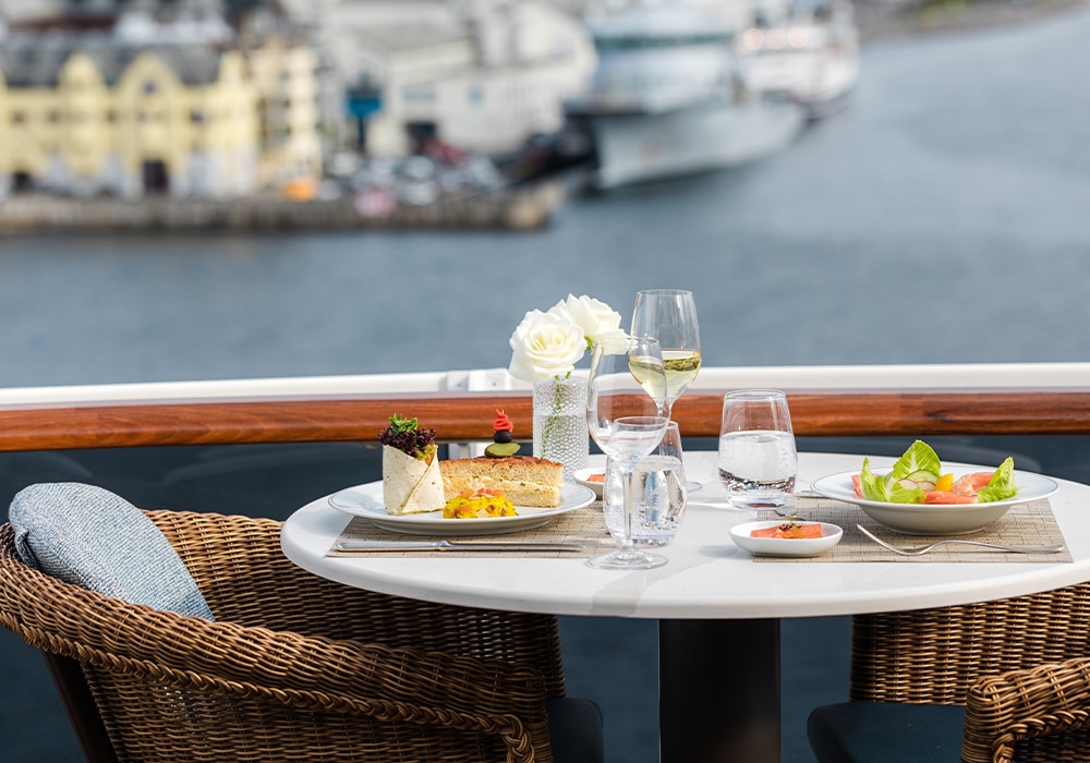 M76_GRA_OnboardActivties_LaVeranda_Desktop_1000x700