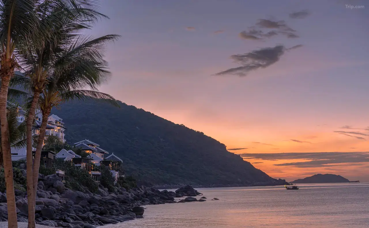 岘港太阳半岛度假村洲际酒店 background
