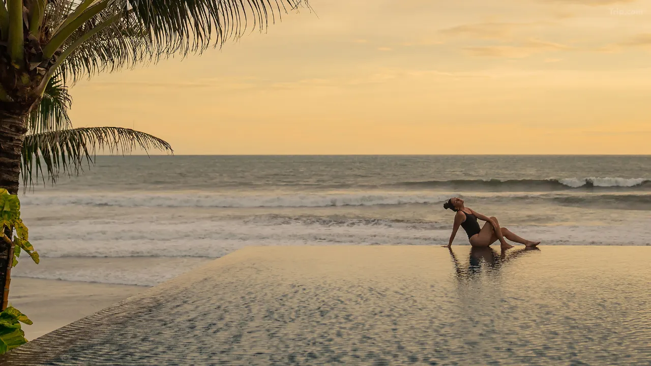 巴厘岛阿丽拉水明漾酒店 background