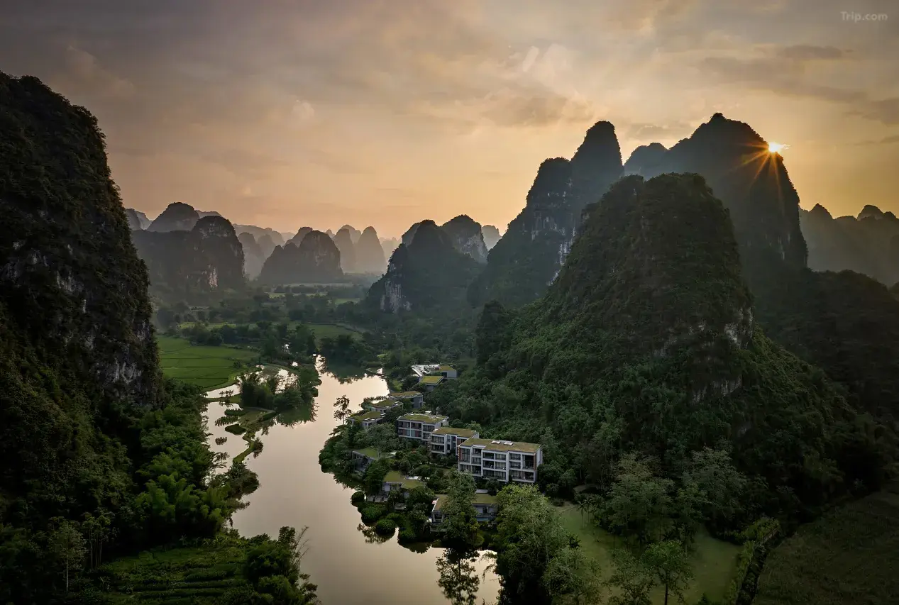 广西崇左秘境丽世度假村 background