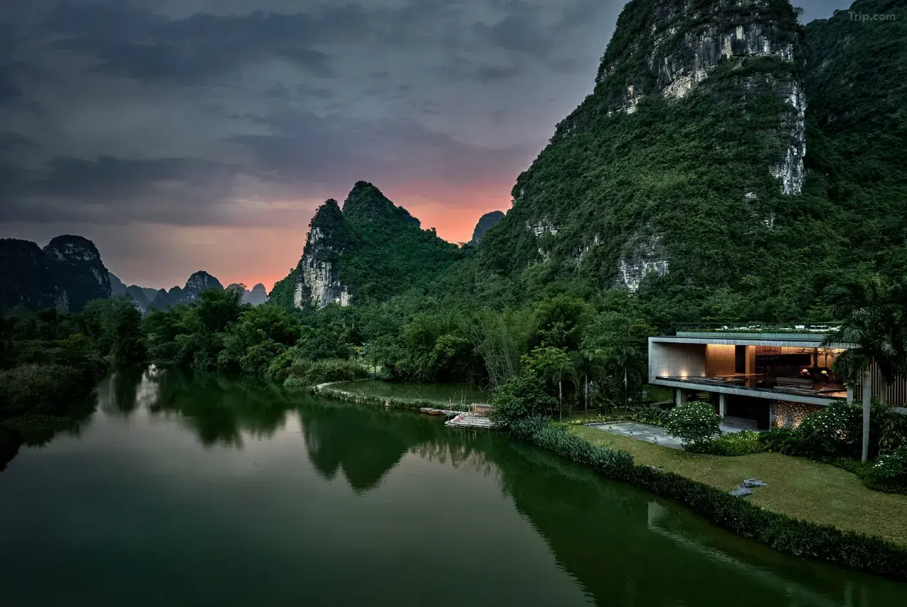 广西崇左秘境丽世度假村 background