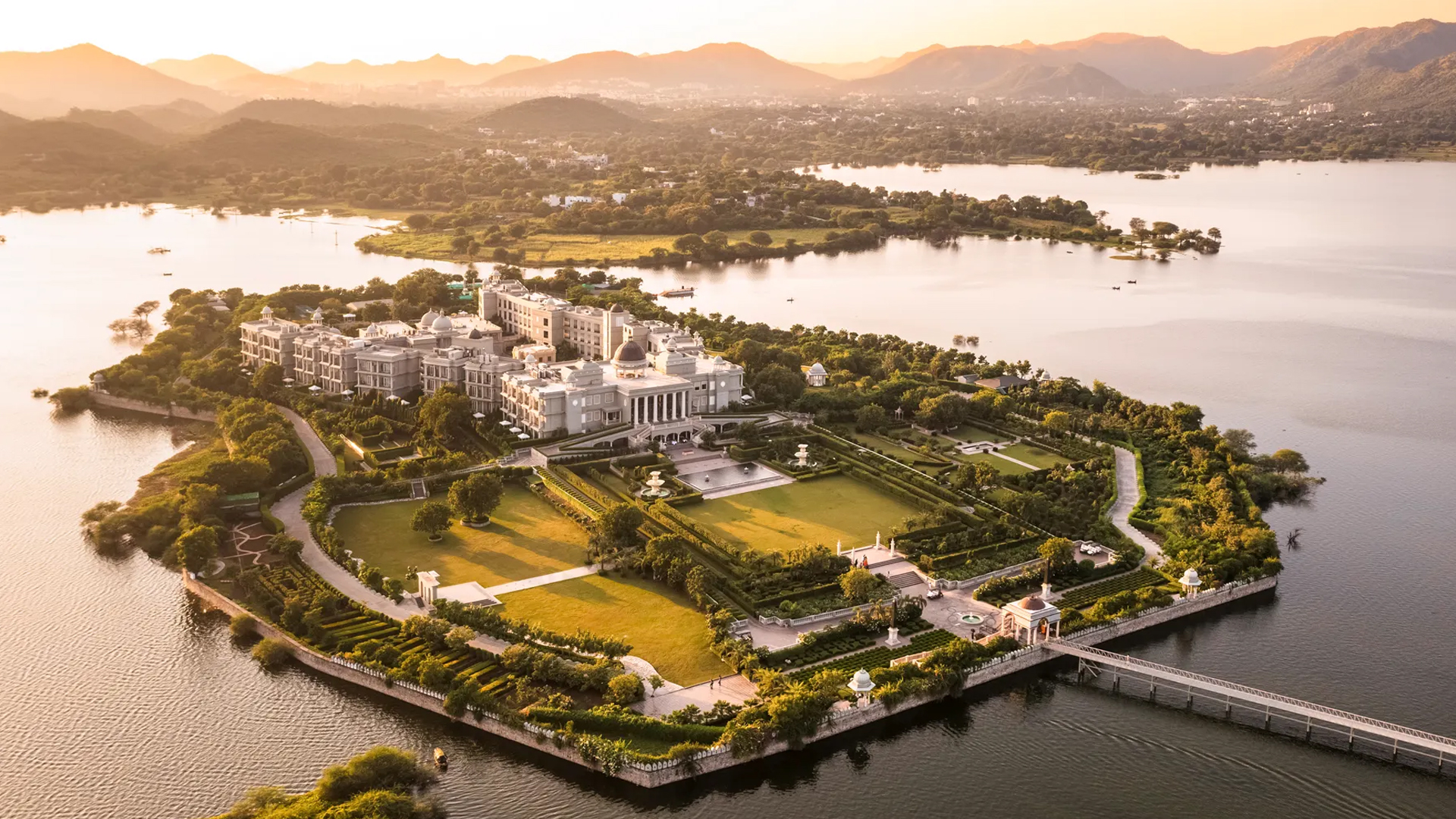 雅高集团 background