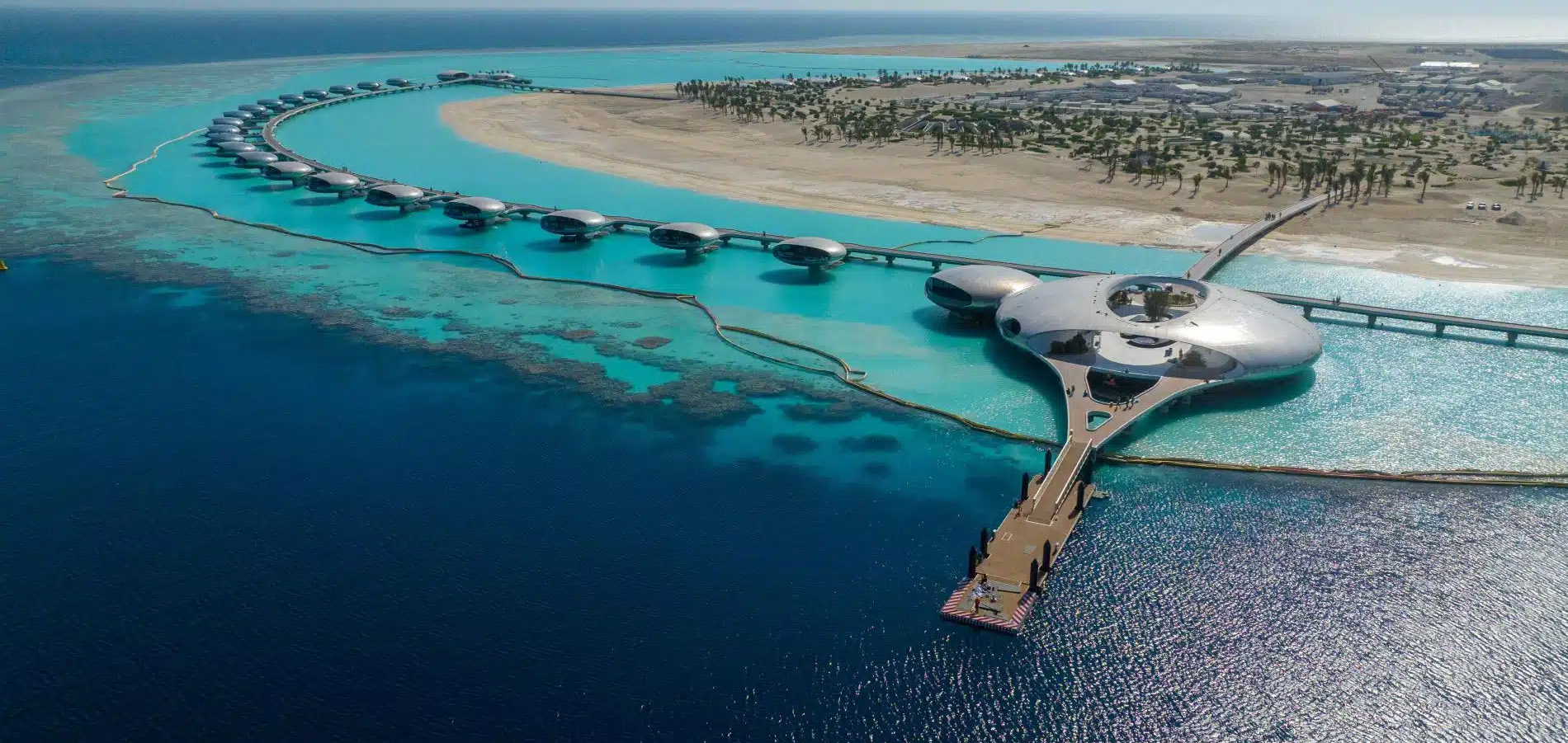 沙漠奇观 × 海岛度假 × 王国文明|沙特深度探索 background